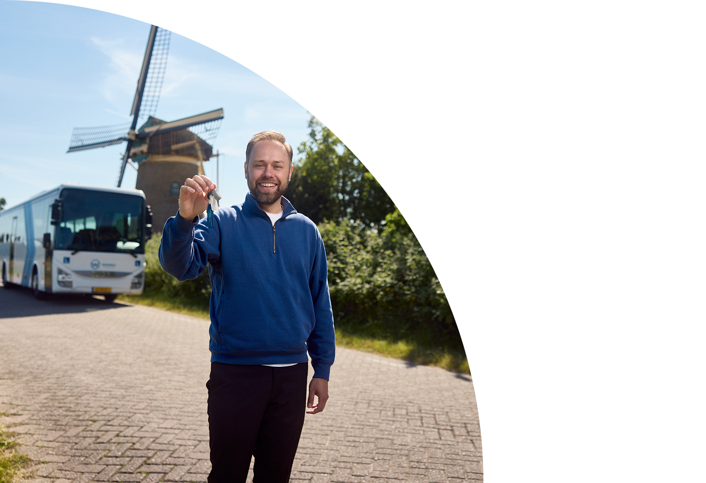 Man staat voor bus met sleutel in zijn hand