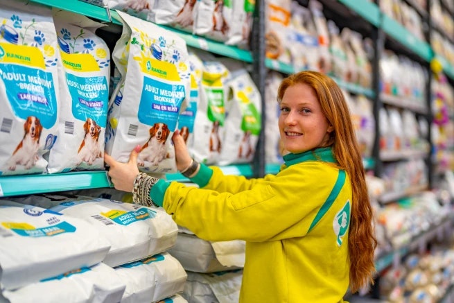 Vrouw aan het werk in een winkel