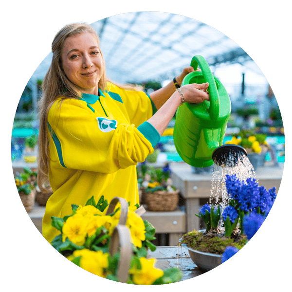 Vrouw geeft planten water