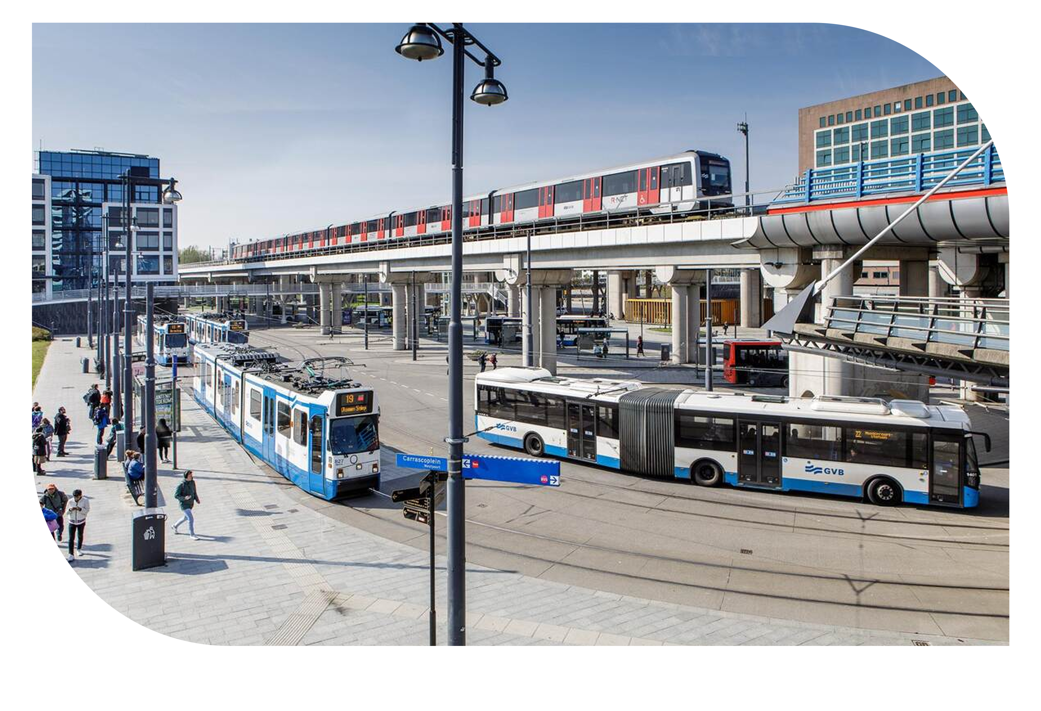 Station met tram en trein
