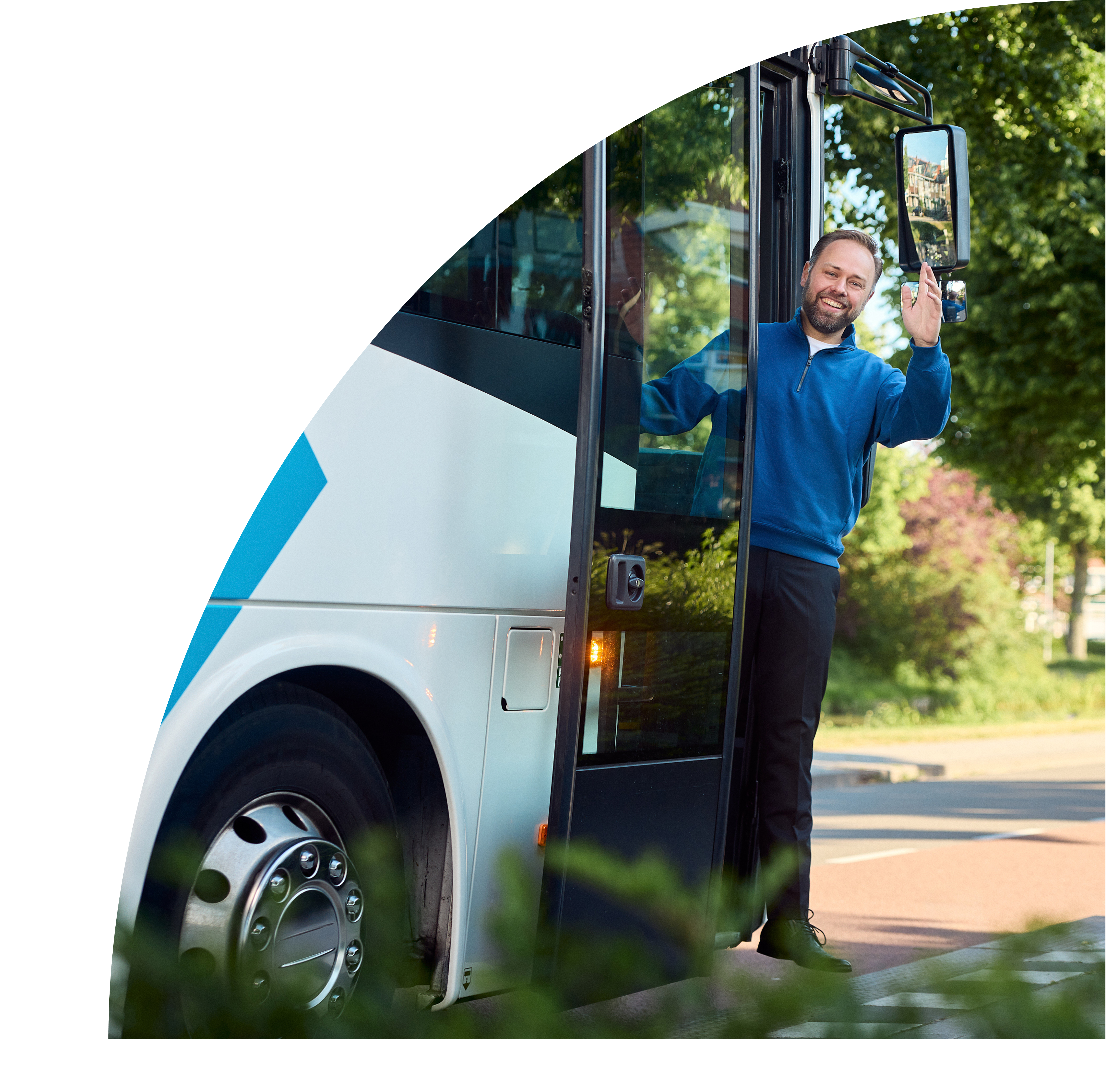 Buschauffeur die zwaait vannuit de bus