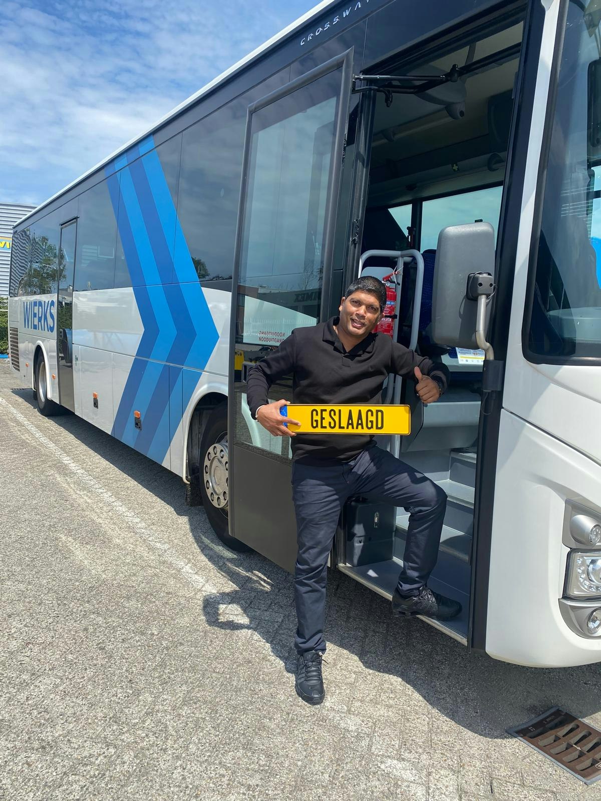 Buschauffeur voor de bus