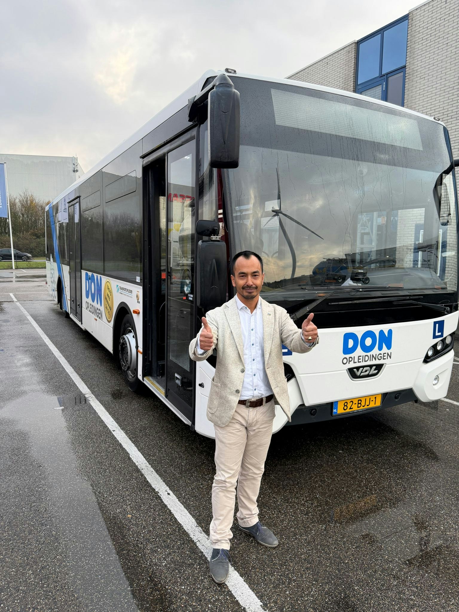 Buschauffeur voor de bus