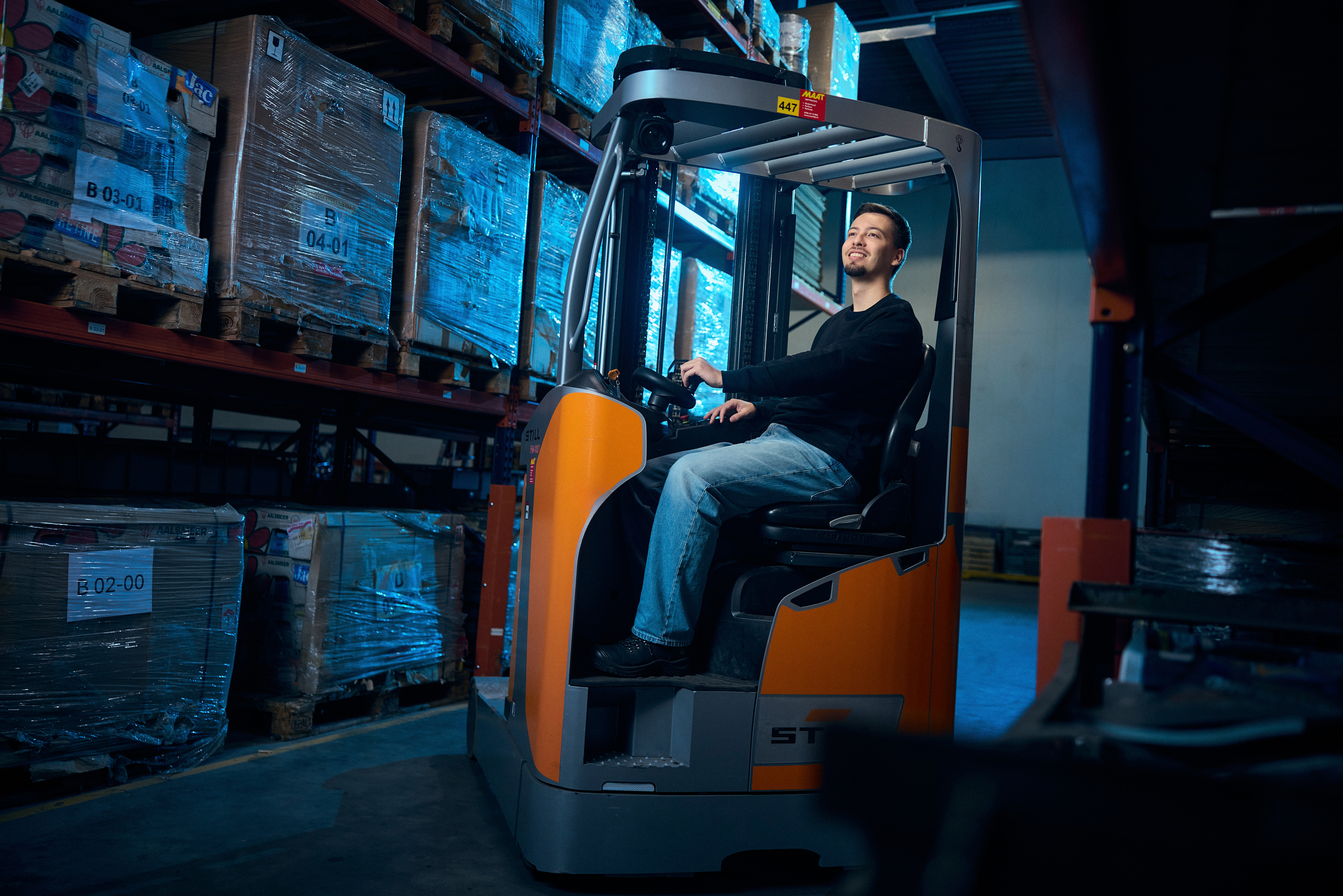 Logistiekmedewerker in reachtruck