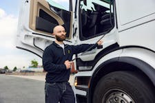 Vrachtwagenchauffeur in de deur