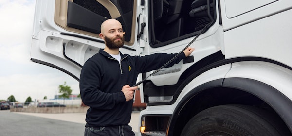 Vrachtwagenchauffeur in de deur