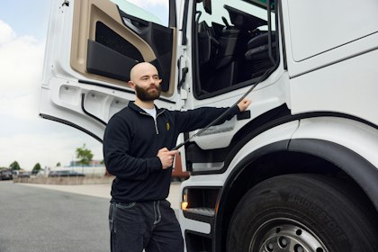 Vrachtwagenchauffeur in de deur