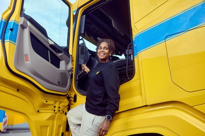 Vrachtwagenchauffeur in de deur