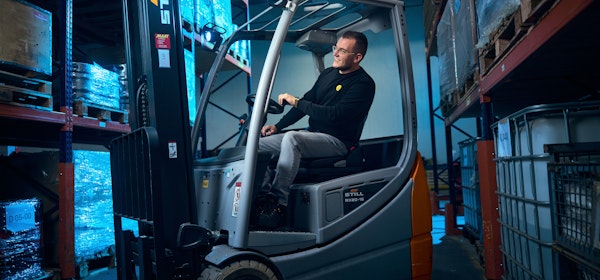 Logistiekmedewerker in heftruck