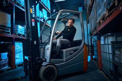 Logistiekmedewerker in heftruck