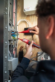 Slimme meter monteur aan het werk