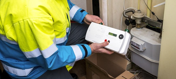 Slimme meter monteur aan het werk