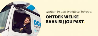 Vrachtwagenchauffeur kijkt uit raam en kop van artikel