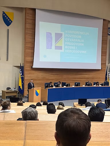 UNOPS Senior Advisor speaking at the Conference in the Great Hall of the Parliamentary Assembly of Bosnia and Herzegovina. 