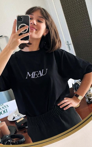 Muzikant Pop alumni Meau maakt selfie in spiegel.
