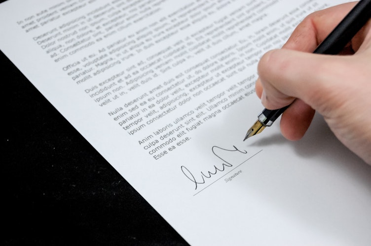 How to End a Formal Letter Properly [With Examples]