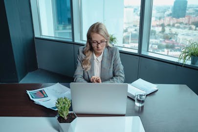 Ways to Earn a 6 Figure Salary in 2025