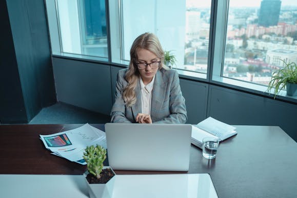 Ways to Earn a 6 Figure Salary in {YEAR}