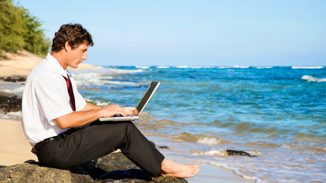 Фрилансер обучение. Человек с ноутбуком. Человек с ноутбуком на пляже. Ноутбук на природе. Бизнесмен на отдыхе.