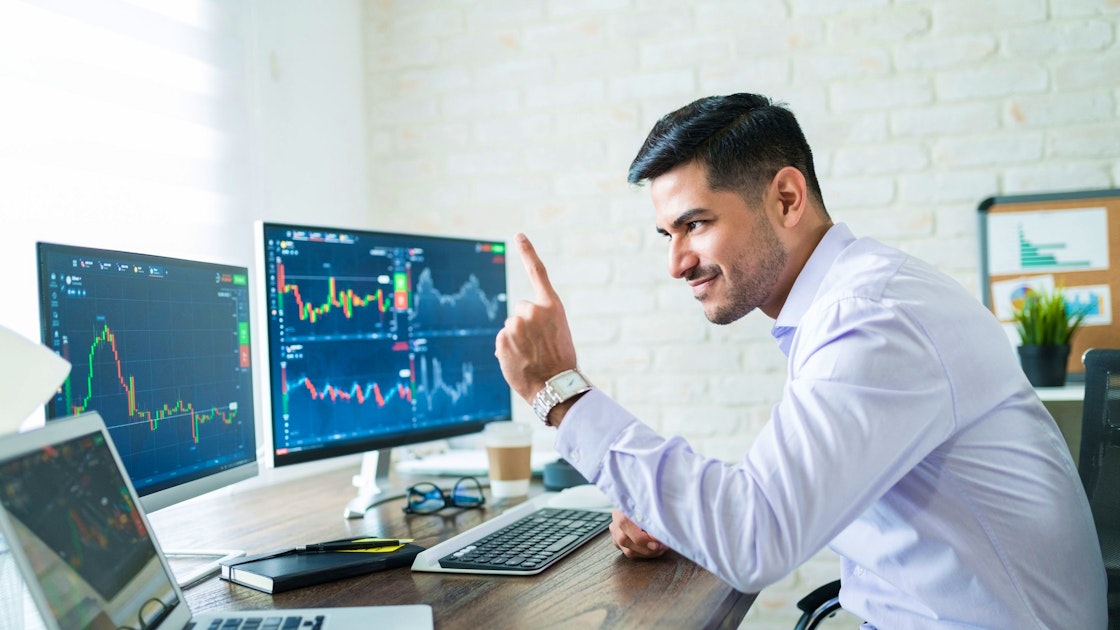 Трейдинг что нужно знать. Мужчина финансист. Day trading.