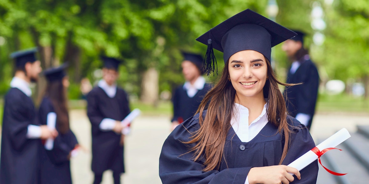 Complete a university degree. Выпускники университета. Шапочка выпускника. Выпускной студентов. Выпускник вуза.