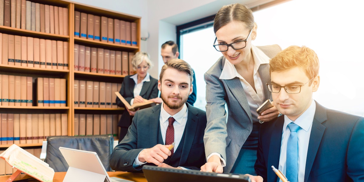 помощник адвоката зарплата. средняя заработная плата юриста. резюме с неоконченным высшим. зарплата юриста. зарплата юриста в месяц.