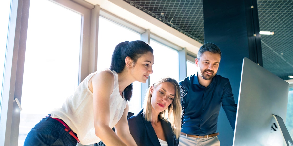 Четыре работника. Ава invest company. Семья в офисе. Деловая женщина с кофе. Человек идет.