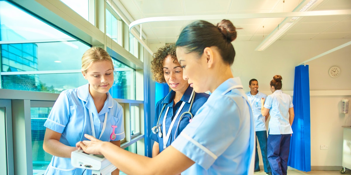 профессиональный врач. врачи и медработники. средние медицинские учреждения. современный врач. медицинский персонал в великобритании.