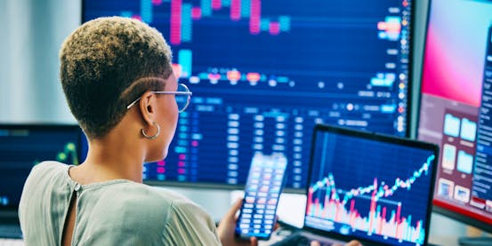 10 Best Dividend Stocks Worth Buying in {YEAR}