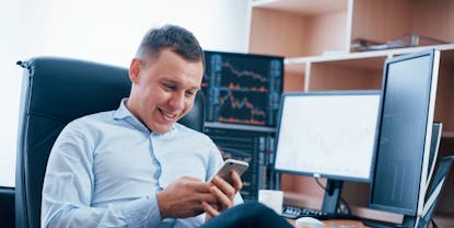Dividend ETFs vs Stocks – Which Is a Better Investment in 2025?