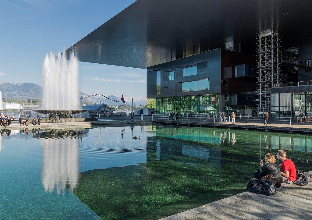 KKL Luzern von aussen Europaplatz und Wagenbachbrunnen vor dem KKL Luzern