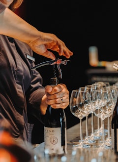 Event catering service opens wine with corkscrew in KKL Luzern