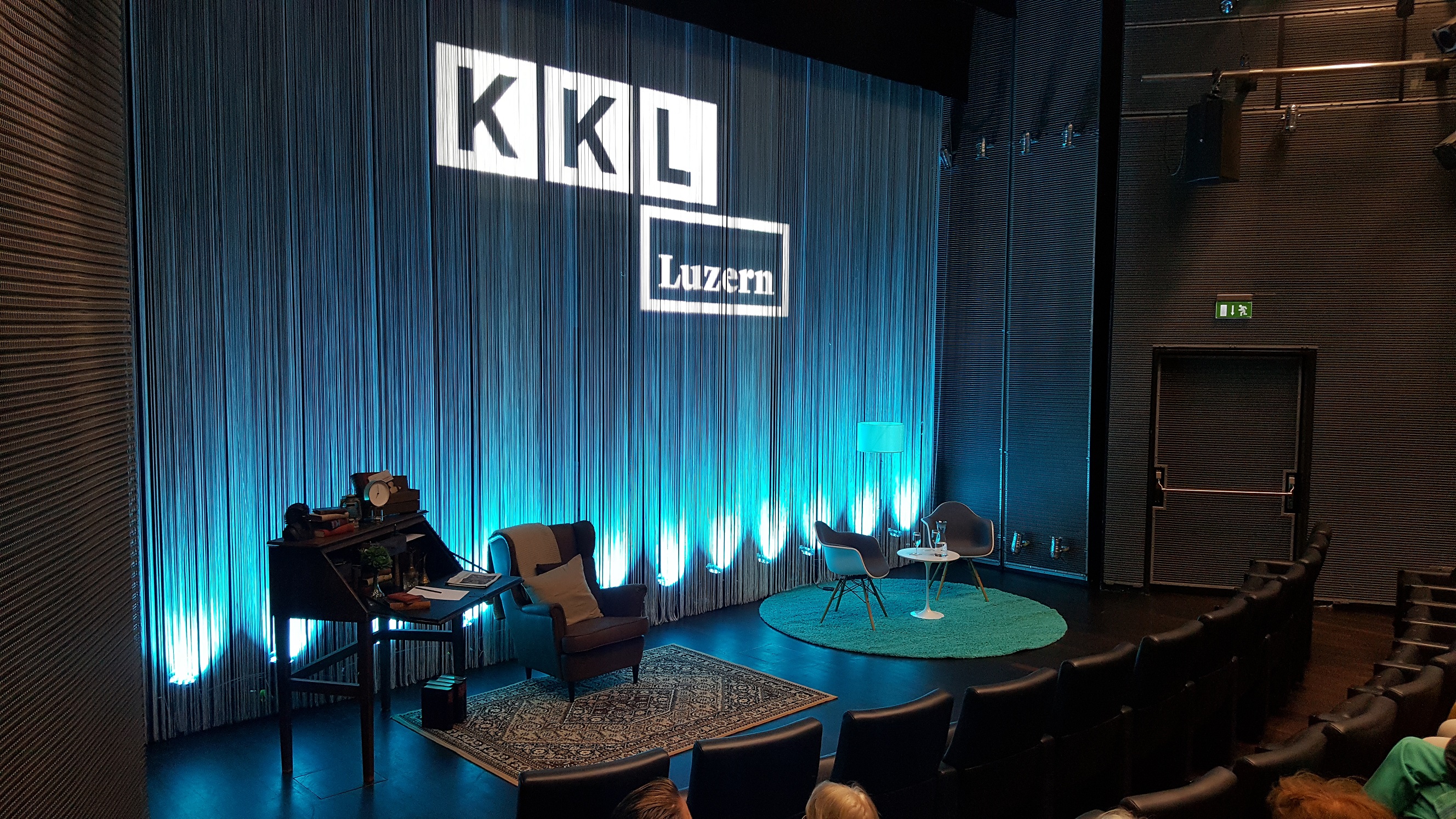 Bühne des Auditoriums im KKL Luzern mit Fadenvorhang und Stühlen für Lesung