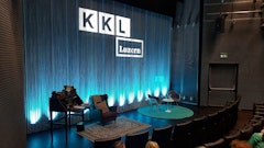Bühne des Auditorium im KKL Luzern mit Fadenvorhang und Stühlen für Lesung