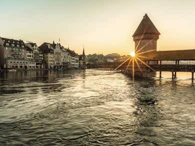 Kapellbrücke im Luzern bei Sonnenaufgang