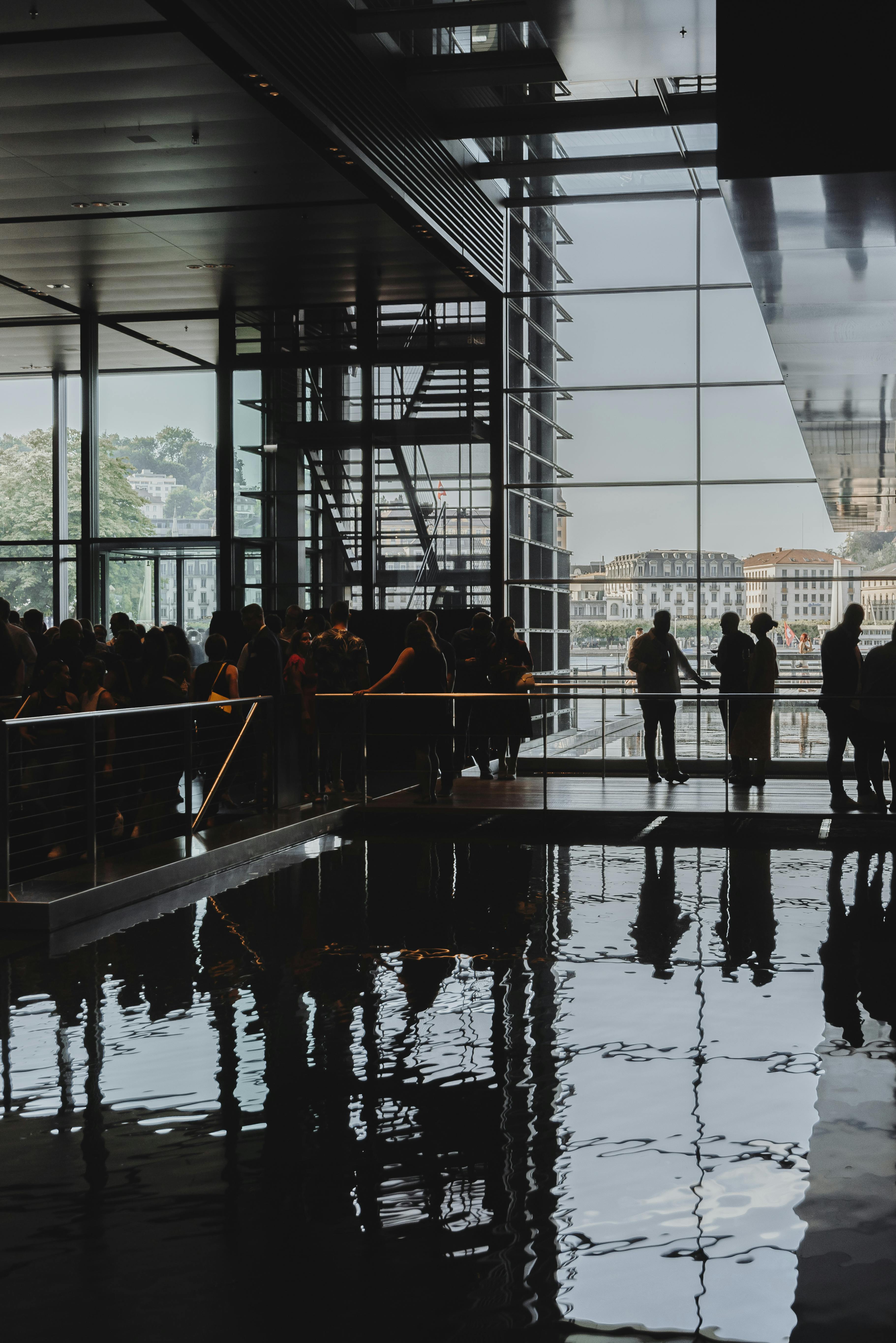 Gäste halten sich im Foyer im KKL Luzern auf