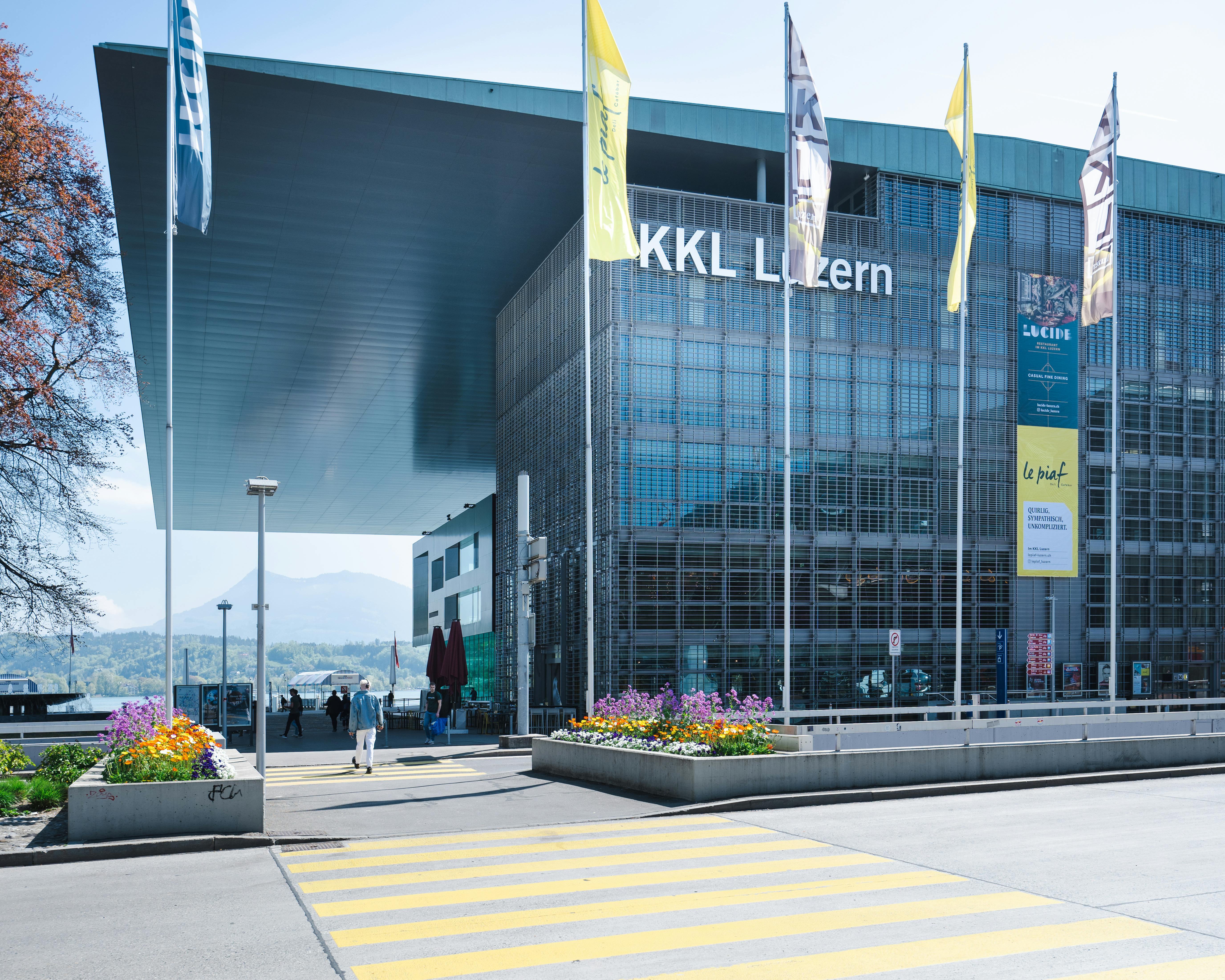 Das KKL Luzern von Aussen im Frühling mit Fahnen und Bannern