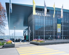 Das KKL Luzern von Aussen im Frühling mit Fahnen und Bannern