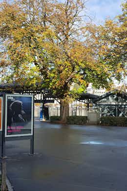 Plakatsteller Weltformat auf dem Europaplatz vor dem KKL Luzern