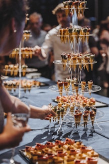 Mini Cornet-Dessert dekorativ auf Etagère präsentiert im KKL Luzern