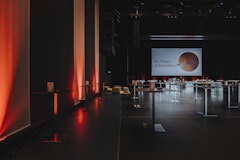 Dekogazen mit roten Lichter sorgen für das passende Ambiente im Luzerner Saal im KKL Luzern.