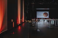 Decorative gauzes with red lights provide the appropriate ambience in the Lucerne Hall at the KKL Luzern.