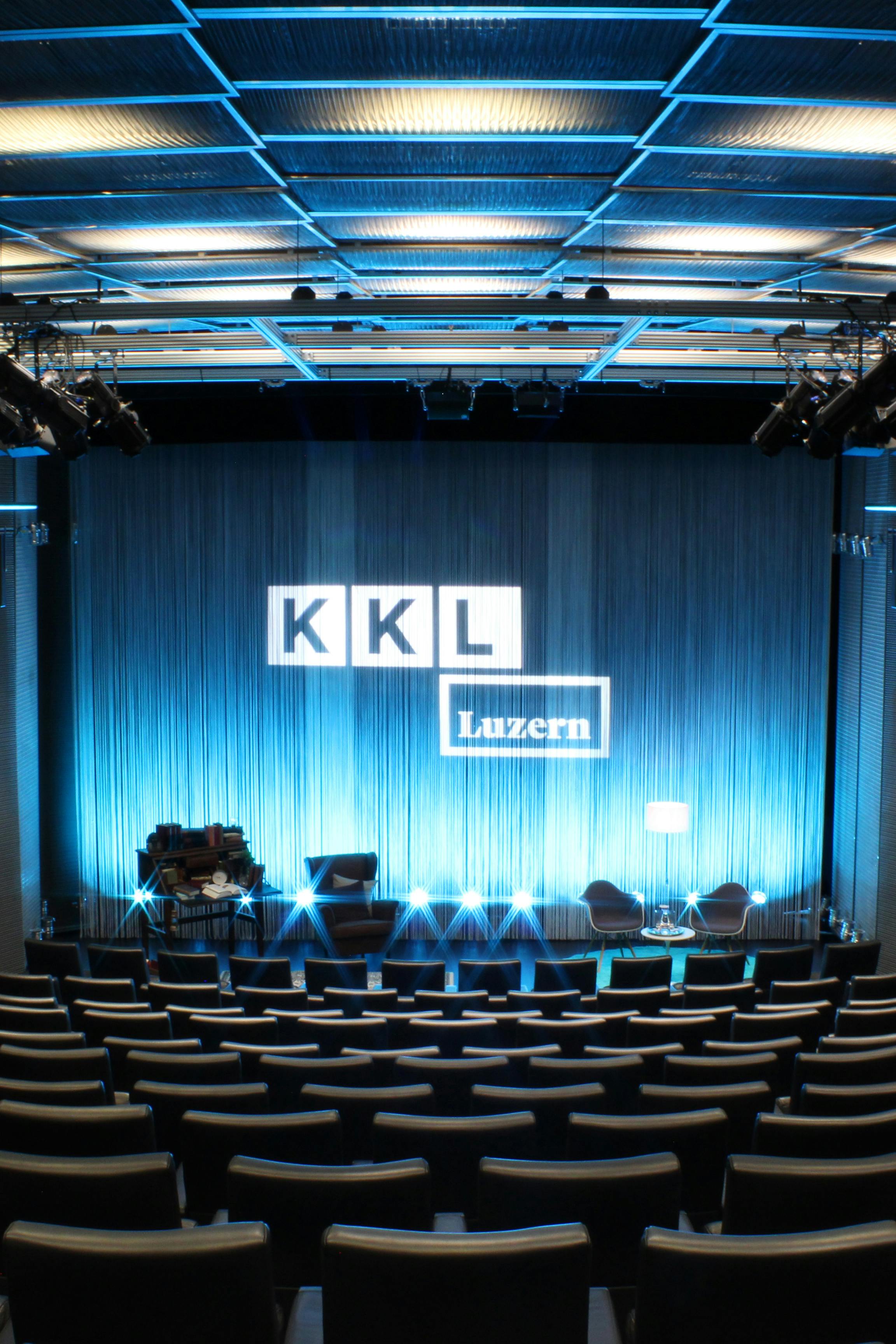 Auditorium im KKL Luzern mit Fadenvorhang und Stühlen für Lesung