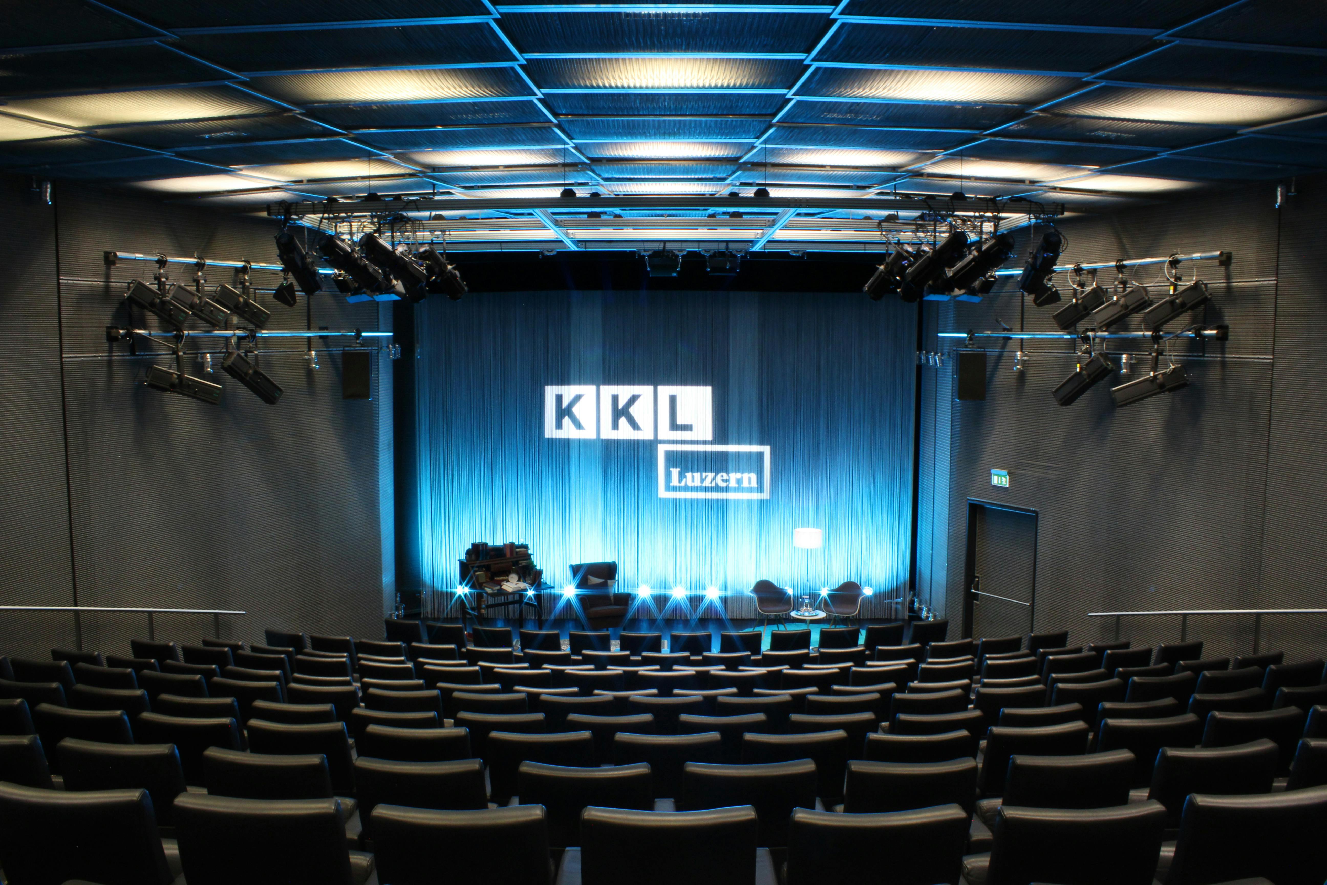 Auditorium im KKL Luzern mit Fadenvorhang und Stühlen für Lesung