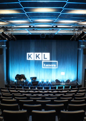 Auditorium im KKL Luzern mit Fadenvorhang und Stühlen für Lesung