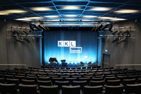 Auditorium im KKL Luzern mit Fadenvorhang und Stühlen für Lesung