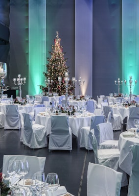 Weihnachtsessen im Luzerner Saal des KKL Luzern mit geschmücktem Christbaum