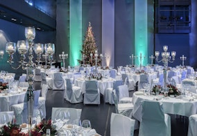 Weihnachtsessen im Luzerner Saal des KKL Luzern mit geschmücktem Christbaum