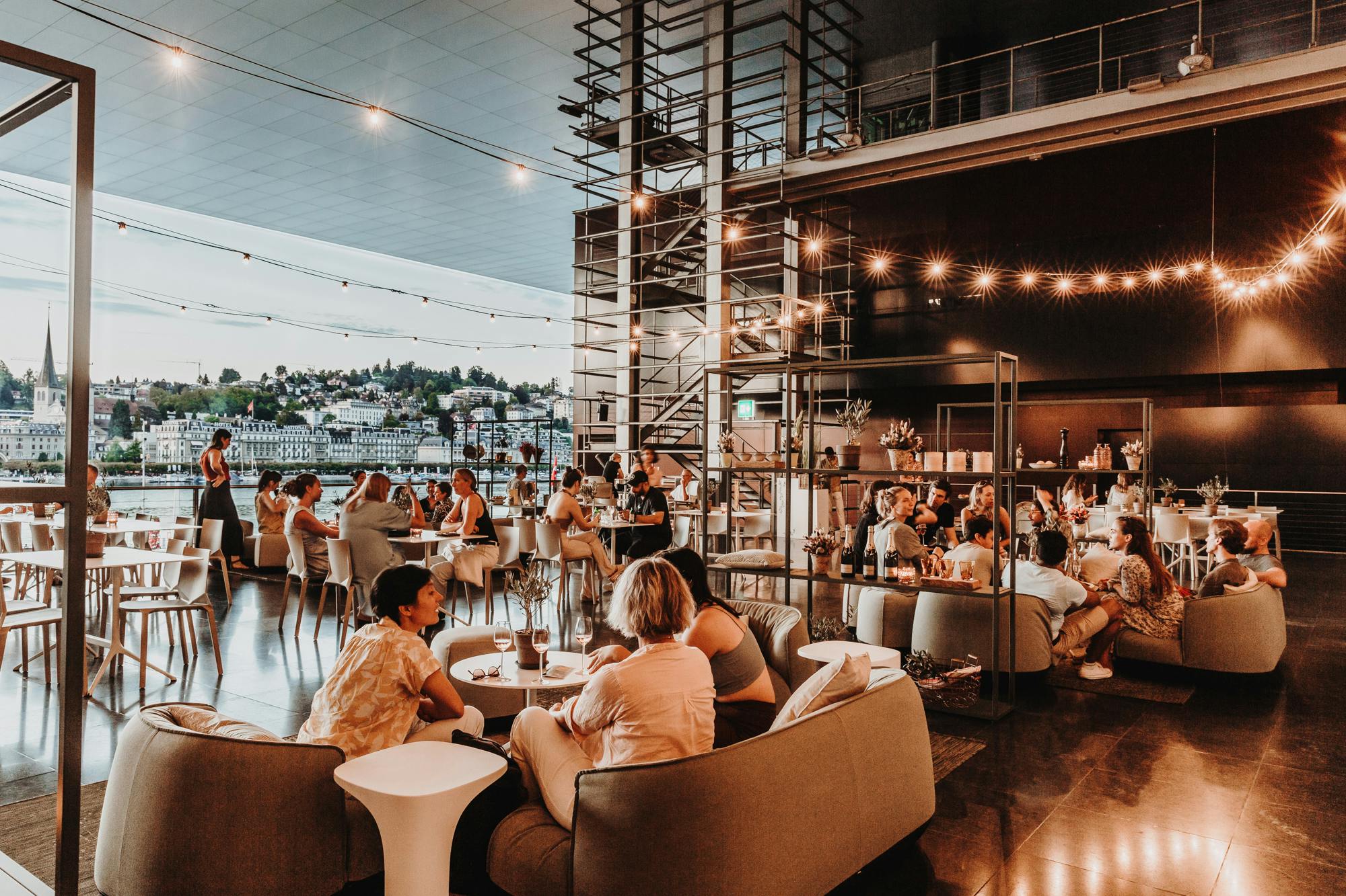 Sommer Lounge auf der Luzerner Terrasse des KKL Luzern mit Abendstimmung