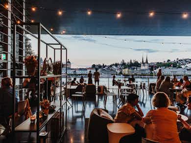 Sommer Lounge auf der Luzerner Terrasse des KKL Luzern mit Sicht auf die Stadt und den See